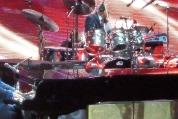 Elton John al piano durante un concierto, foto de Tony Hisgett