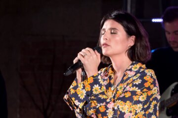 Jessie Ware cantando en concierto