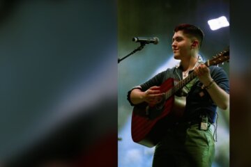 Kevin Kaarl tocando la guitarra en concierto