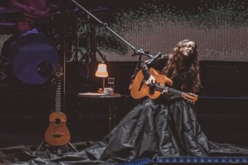 Natalia Lafourcade en vivo con su guitarra