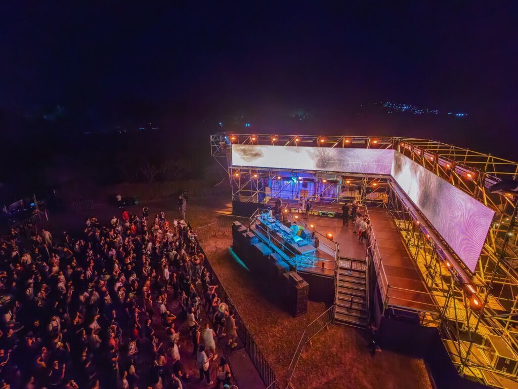 Escenario de noche en Bahidorá, Las Estacas